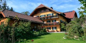 Beitragsbild des Blogbeitrags Die Liebe zum Echten: Auszeit zu zweit beim Urlaub am Bauernhof im Salzburger Seenland 