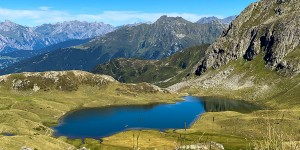 Beitragsbild des Blogbeitrags Bike & Hike Tour: E-Mountainbiken und Wandern im Montafon