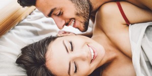 Beitragsbild des Blogbeitrags Lange Beziehung – Was tun gegen das Panda Syndrom? – Paar mit kleinen Kindern