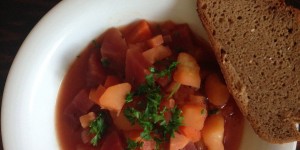 Beitragsbild des Blogbeitrags Veganer Borschtsch oder der Rote Rüben Eintopf