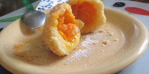 Beitragsbild des Blogbeitrags Freitag ist Knödeltag – Marillenknödel aus Topfenteig 