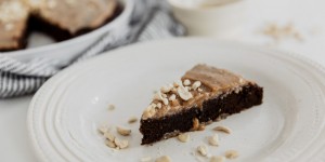 Beitragsbild des Blogbeitrags Bananen-Brownie mit Salted Peanutbutter Topping 