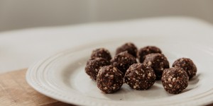 Beitragsbild des Blogbeitrags Kakao-Kokos Bliss Balls mit Ashwagandha