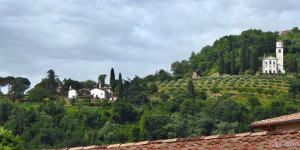 Beitragsbild des Blogbeitrags Cormòns – mitten in den Weinbergen des Collio