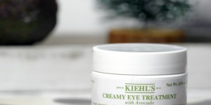 Beitragsbild des Blogbeitrags {Review} Reichhaltige Augenpflege von Kiehls & Gewinnspiel - Mein liebster Blogger Advent 