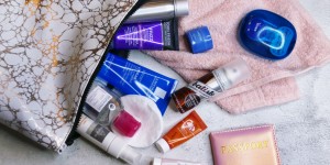 Beitragsbild des Blogbeitrags {Must-haves} Travel Essentials - Meine liebsten Beautyprodukte auf Reisen