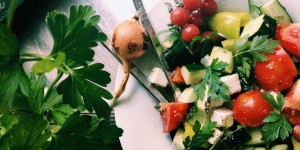 Beitragsbild des Blogbeitrags Alles Daheim für einen Griechischen Sommersalat 