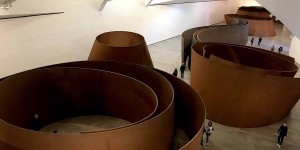 Beitragsbild des Blogbeitrags Minimalismus Star Richard Serra, und die Frage, welcher Weg der Richtige ist