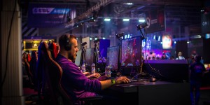 Beitragsbild des Blogbeitrags Why Esports and Social Media Walls Play Well Together  Drag2Death Engages an Elite Esports Community Using Social Walls 