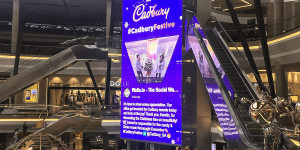 Beitragsbild des Blogbeitrags Cadbury Amplifies Hashtag Marketing Campaign Using Digital Signage  A Great Example of How a Hashtag Marketing Campaign Can Combine User-Generated Content, Influencers and Digital Signage Screens 