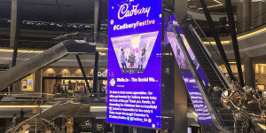 Beitragsbild des Blogbeitrags Cadbury Amplifies Hashtag Marketing Campaign Using Digital Signage A Great Example of How a Hashtag Marketing Campaign Can Combine User-Generated Content, Influencers and Digital Signage Screens