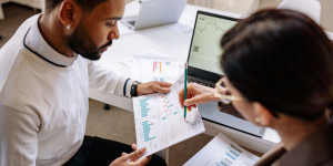 Beitragsbild des Blogbeitrags How to Conduct Social Media Competitive Analysis  Improve Your Marketing Strategy With Social Media Competitive Analysis 