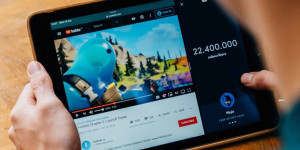 Beitragsbild des Blogbeitrags YouTube Analytics – die wichtigsten Kennzahlen und was sie dir verraten