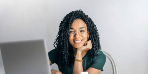 Beitragsbild des Blogbeitrags Social Media Manager:innen – das machen sie und diese Fähigkeiten brauchst du für den Job