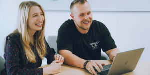 Beitragsbild des Blogbeitrags Stockfotos für Social Media – wo du sie findest und wie du sie richtig verwendest