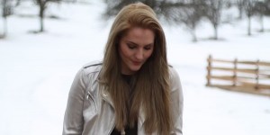 Beitragsbild des Blogbeitrags Outfit: Silberne Jacke, Olivgrünes Kleid und Schnee
