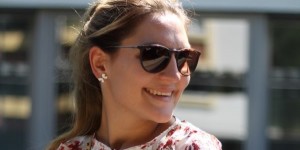 Beitragsbild des Blogbeitrags Outfit: Flower Blouse & Jeans Skirt 