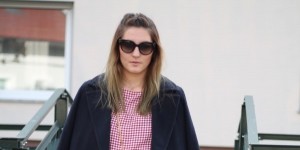 Beitragsbild des Blogbeitrags Outfit: Blauer Mantel über Karo Kleid und Overknees
