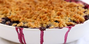 Beitragsbild des Blogbeitrags Pfirsich-Heidelbeer Crumble
