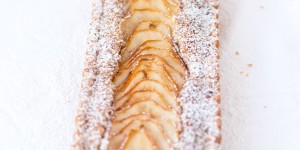 Beitragsbild des Blogbeitrags Buchweizentarte mit Haselnuss-Frangipane & Birnen