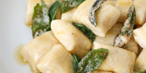 Beitragsbild des Blogbeitrags Ricotta-Gnocchi mit Salbeibutter