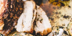 Beitragsbild des Blogbeitrags knuspriger Schweinebauch mit Fenchelsamen und Kräuterkartoffeln