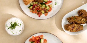 Beitragsbild des Blogbeitrags orientalische Köfte mit Ezme und Cacik (Anzeige)