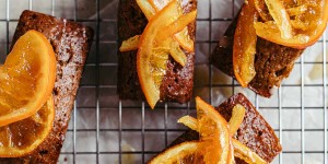 Beitragsbild des Blogbeitrags Orangenkuchen mit kandierten Orangen