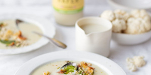 Beitragsbild des Blogbeitrags Karfiolsuppe mit Apfel // Werbung
