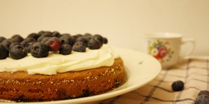 Beitragsbild des Blogbeitrags RECIPE: Buttermilch-Heidelbeer-Kuchen mit Frischkäsetopping 