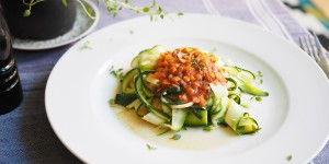 Beitragsbild des Blogbeitrags RECIPE: Znoodles mit Linsen-Bolognese