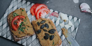 Beitragsbild des Blogbeitrags RECIPE: Steirischer Hummus oder Veganer Kürbiskernaufstrich