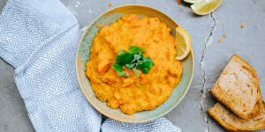 Beitragsbild des Blogbeitrags RECIPE: One Pot Linsen mit Kürbis und Süßkartoffel