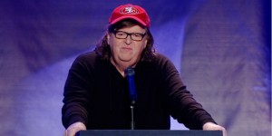 Beitragsbild des Blogbeitrags MICHAEL MOORE IN TRUMPLAND: Ein Stand-Up-Programm für Hillary Clinton