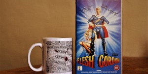 Beitragsbild des Blogbeitrags Lichtspielplatz #35 - FLESH GORDON und FINDING PLANET PORNO: Sex und Zeitgeist