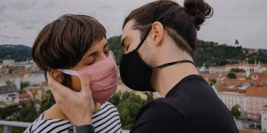 Beitragsbild des Blogbeitrags „Das Neue Normal“ feiert Premiere