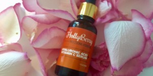 Beitragsbild des Blogbeitrags Hollyberry Hyaluronic Acid & Vitamin C Serum