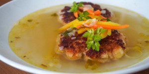 Beitragsbild des Blogbeitrags Kaspressknödelsuppe, das gehlebte Grundrezept