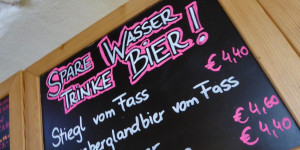 Beitragsbild des Blogbeitrags „Hier sitzen Nichtraucher und Raucher, die nicht rauchen!“ – Geschichte der Hüttenregeln