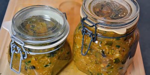 Beitragsbild des Blogbeitrags Zucchini Chutney – die Vorratshaltung 