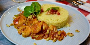 Beitragsbild des Blogbeitrags Garnelen in Granatapfel-Tomatensauce mit Couscous