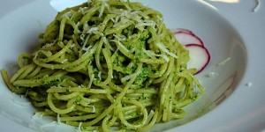 Beitragsbild des Blogbeitrags Radieschenblätter Pesto – essen, nicht wegwerfen 