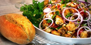 Beitragsbild des Blogbeitrags Toskanischer Brotsalat Panzanella – Foodwaste vermeiden
