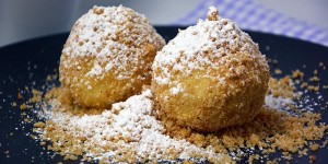 Beitragsbild des Blogbeitrags Marillenknödel mit Topfenteig und Marzipan-Kern