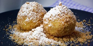 Beitragsbild des Blogbeitrags Marillenknödel mit Topfenteig und Marzipan-Kern 