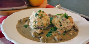 Beitragsbild des Blogbeitrags Waldpilze mit Speckknödel – perfekte Herbstgericht