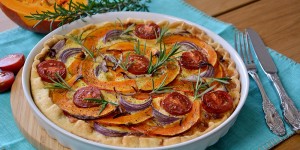 Beitragsbild des Blogbeitrags Kürbisquiche mit Zwiebel und Bergkäse 