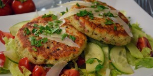 Beitragsbild des Blogbeitrags Topfenlaibchen mit Blattsalat
