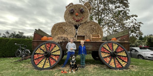 Beitragsbild des Blogbeitrags Udo am Hoffest beim Obstbauer sitzend vor dem Erntewagen 