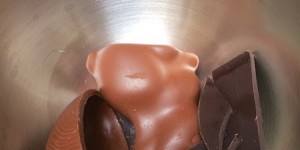 Beitragsbild des Blogbeitrags Osterhasen-Brownies mit Sauerrahmespuma
